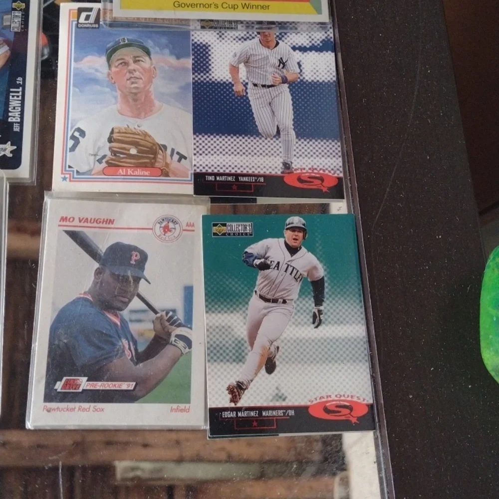 Assorted Baseball Trading Cards Collection - Picture 5 of 7